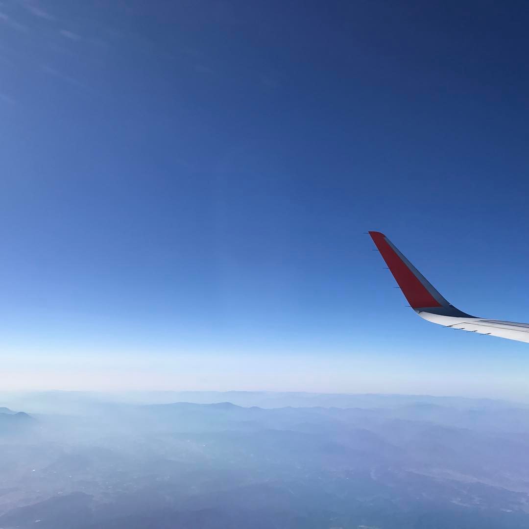 【飛行機に感謝】 飛行機は遠い距離を縮めてくれる。 空を飛び、地平線を見ると、地球が丸いことも気づかせてくれる。