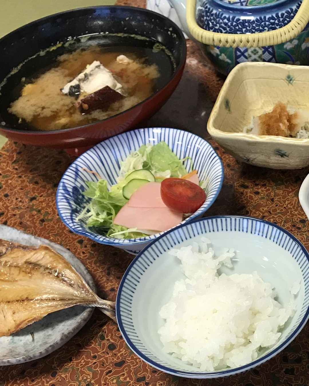 【和食に感謝】 　 日本人が 毎日のように食べる 和食 　 ごはん 味噌汁 旬の野菜 海や山の幸 　 健康的で 彩り鮮やか 知恵と伝統が 詰まっている 　 ユネスコの 無形文化遺産にも 登録されている 大切な食文化 　 和食に感謝 　