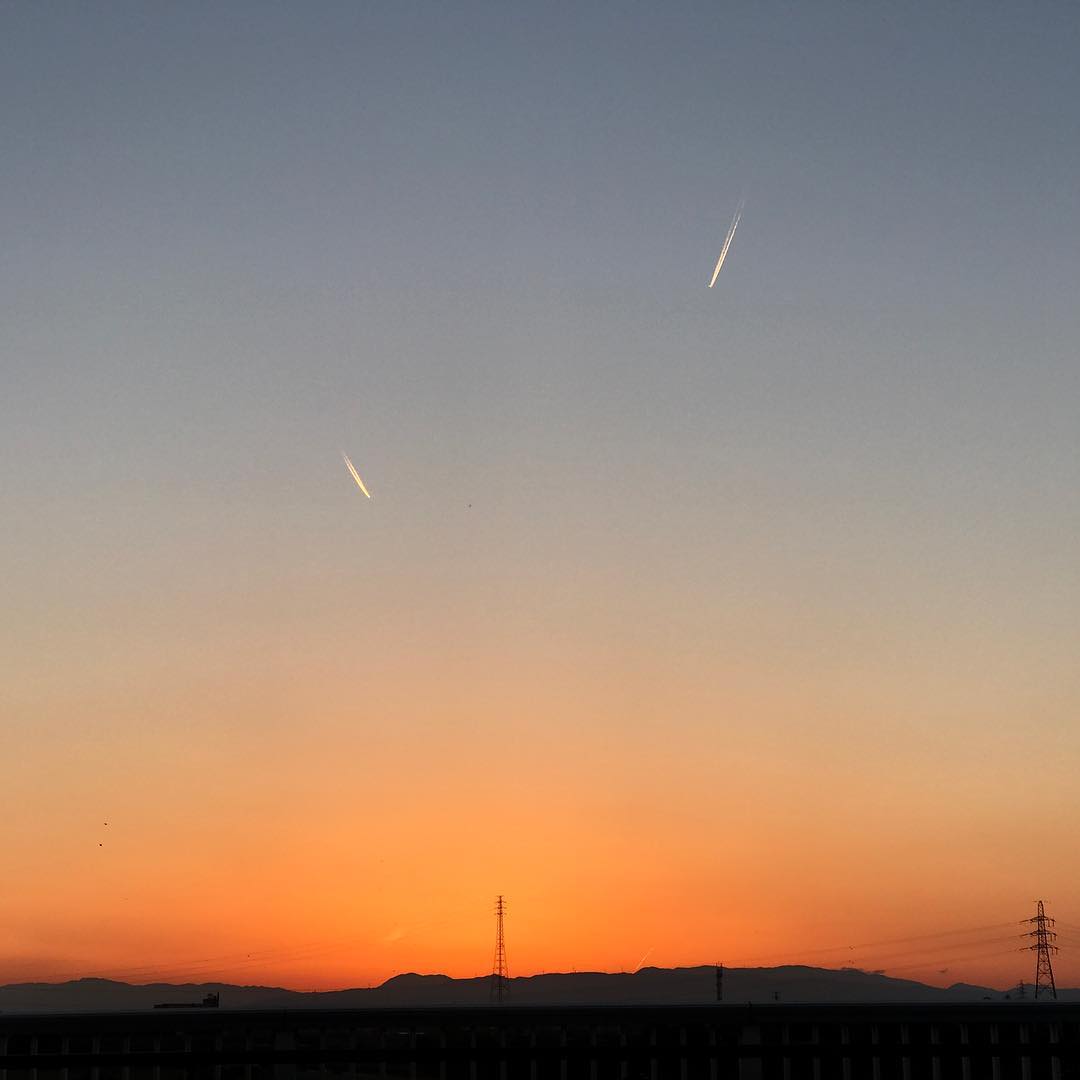 【美しい夕焼けの奇跡に感謝】美しい夕焼けに光る二本の飛行機雲。まるで流れ星のような幻想的な光景。
